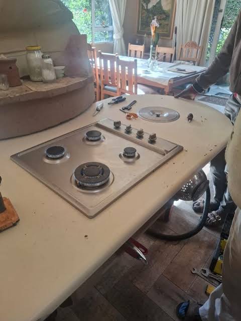 Built in gas hob installation