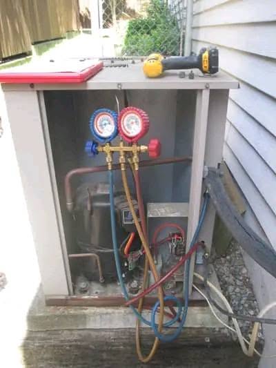 Air conditioner manifold gauge servicing
