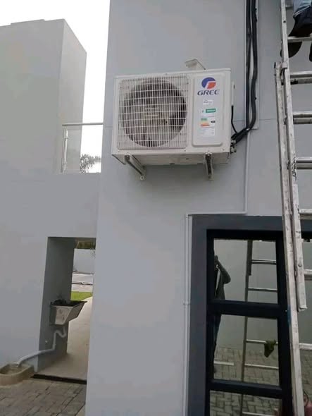 Wall mounted air conditioner unit